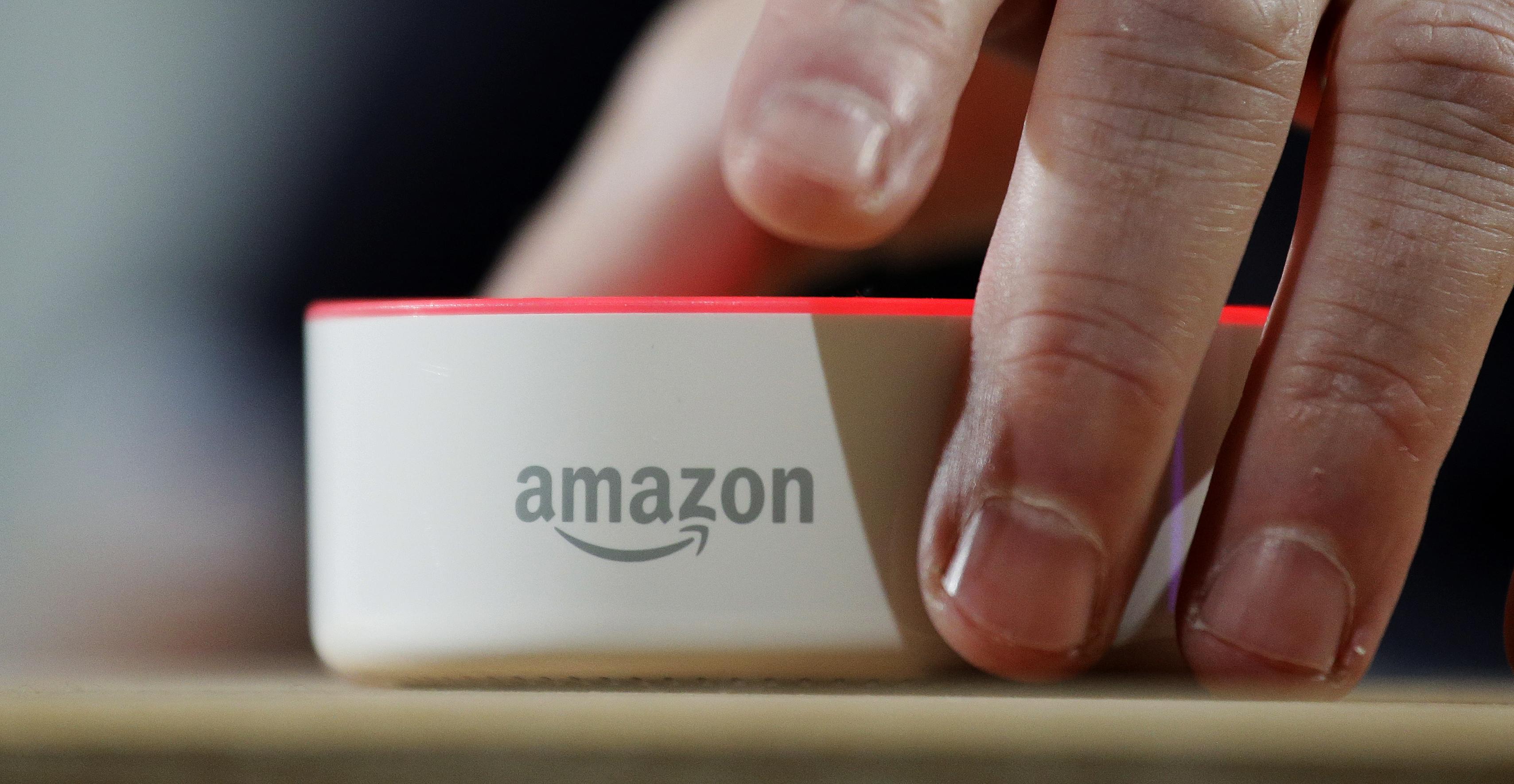 Poste con Amazon, pacchi anche di sera